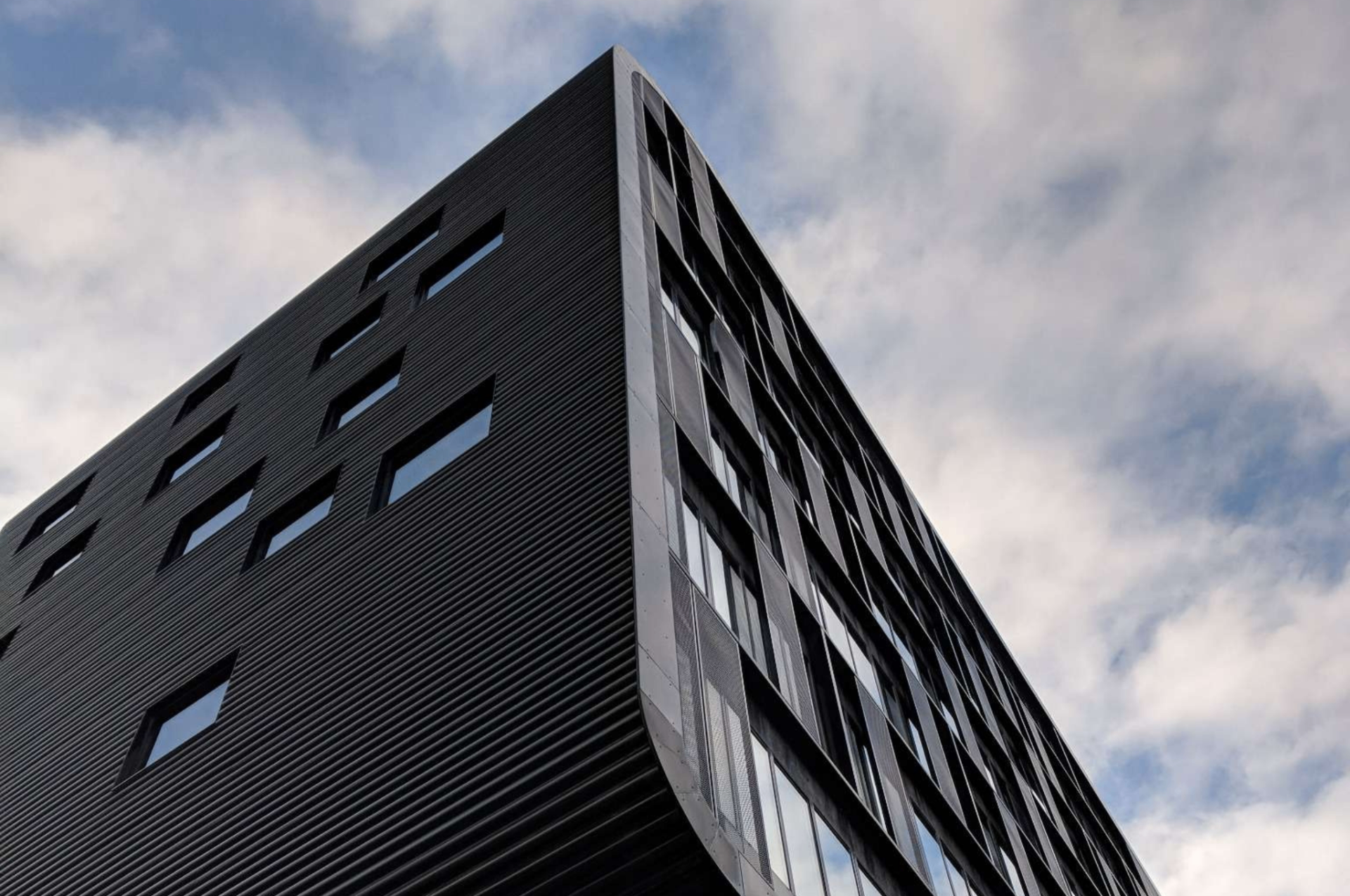 Edifício moderno revestido em ACM Smart Nicometal