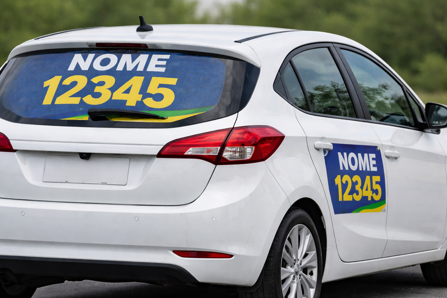 Adesivo perfurado e adesivo comum aplicados em veículo para campanha eleitoral