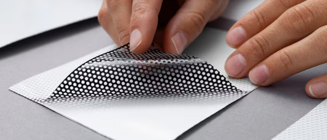 Adesivo perfurado em veículos: regras, cuidados e boas práticas