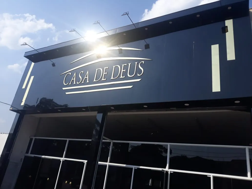 Fachada em ACM preto brilho com letras-caixa em destaque