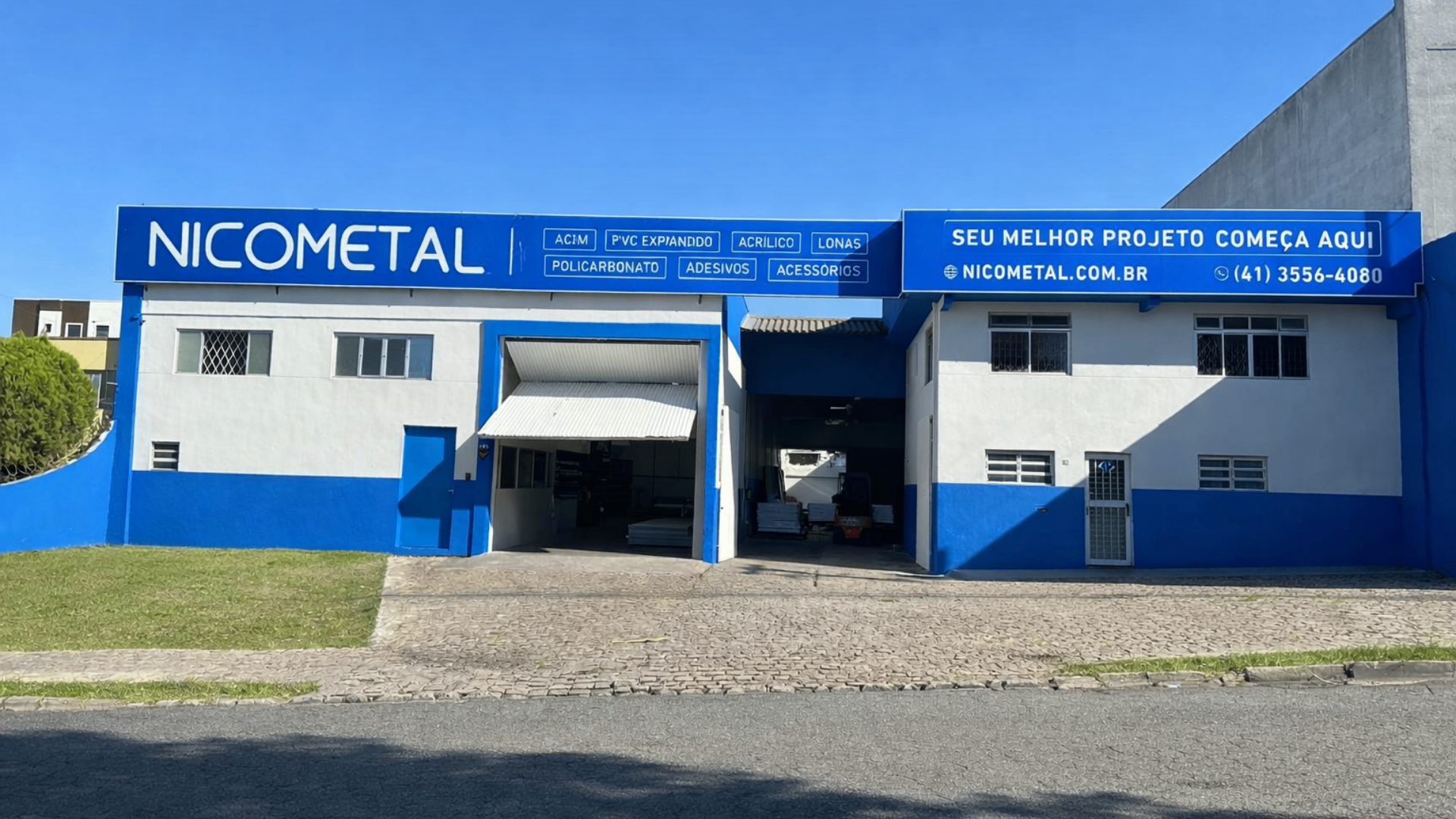 Nicometal Curitiba está de cara nova: nova fachada em ACM reforça presença em São José dos Pinhais