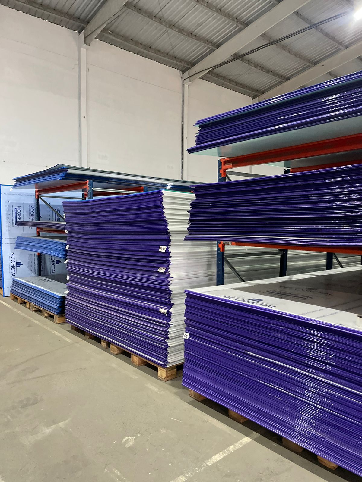 Chapas ACM roxas e brancas em estoque